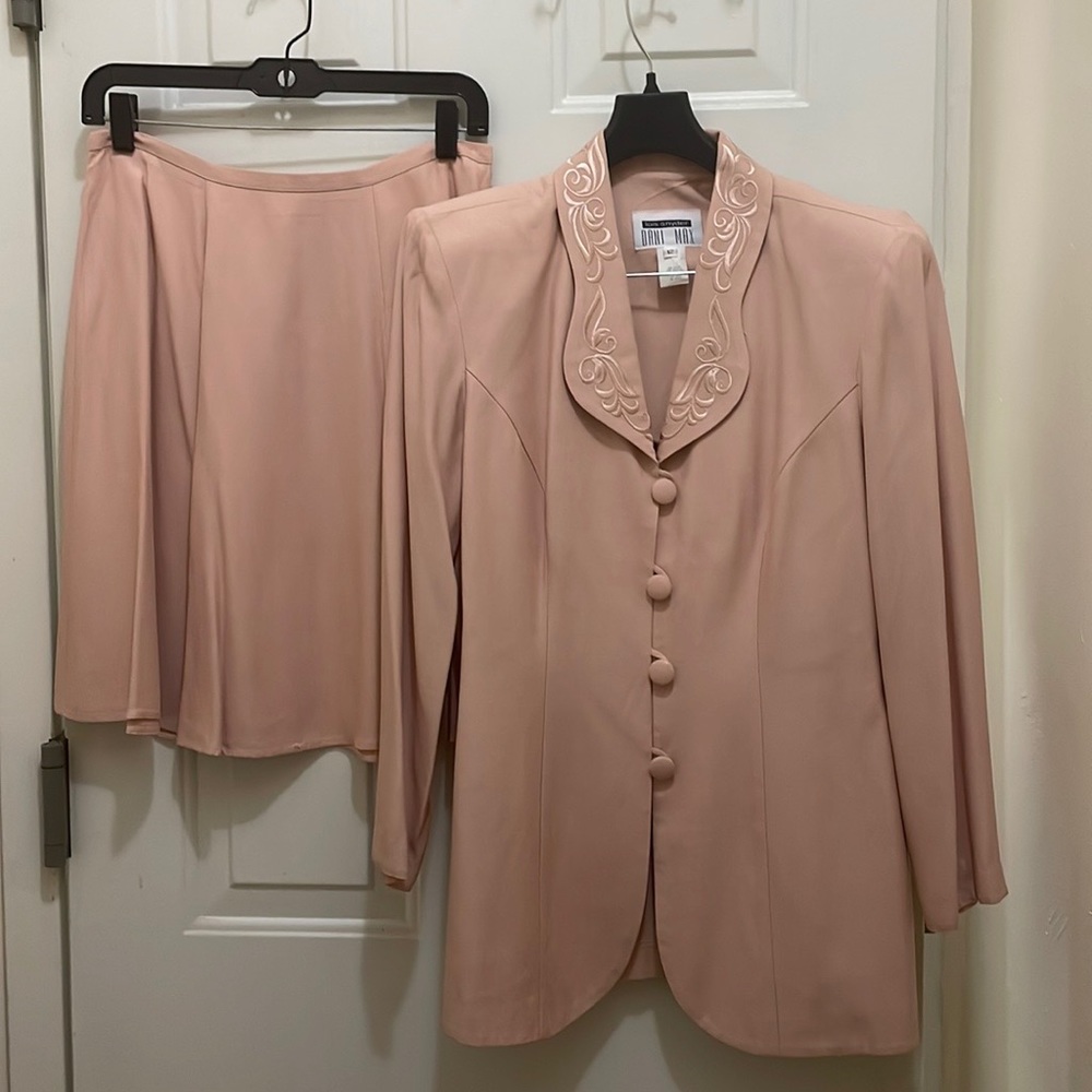 Vintage, Lois Snyder 2piece size 12 cream skirt set; with embroidered collar.